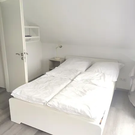 Laura 70qm Bis 5 Gaeste Mit Fass-sauna, Whirlpool April Bis Oktober, 75qm Terrasse Und Eingezaeunten Garten Haustiere Willkommen Nyaraló