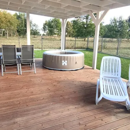 Laura 70qm Bis 5 Gaeste Mit Fass-sauna, Whirlpool April Bis Oktober, 75qm Terrasse Und Eingezaeunten Garten Haustiere Willkommen Sieroslaw (Kamien)